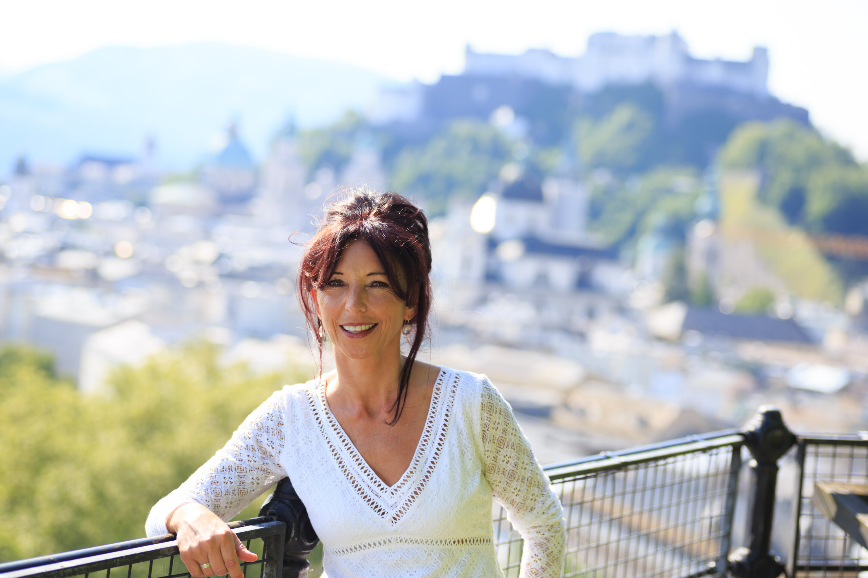 Dina Haas vor der Salzburger Altstadt.